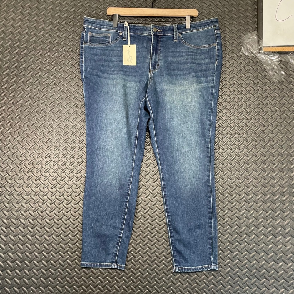 New Universal Thread Blue Washed Denim Jeans Women's Size 18/34S Casual Wear